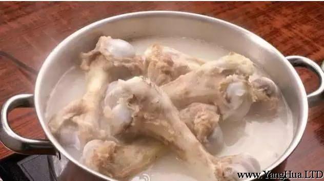 （1）把吃剩的骨頭在鍋中煮半個小時，煮掉骨頭中的鹽分。