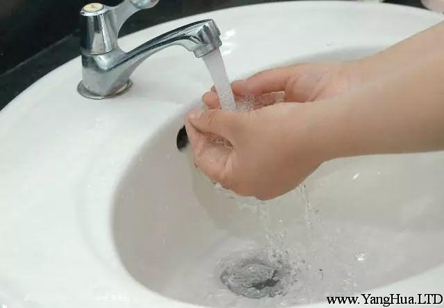 在清洗完之後，無論是花盆還是手，用清水再次沖洗1~2遍，避免有鹼性物質殘留。