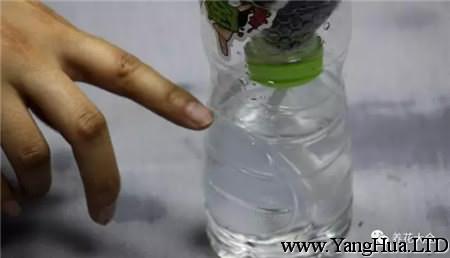 塑膠瓶底部倒水